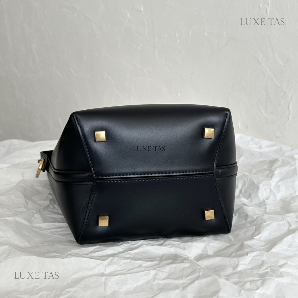 Black Le 37 Small In Shiny Leather - Leather Bucket Bag for Women