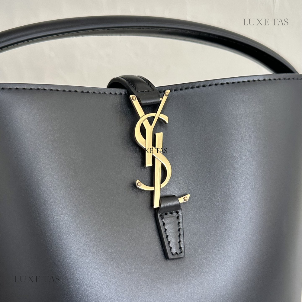 Black Le 37 Small In Shiny Leather - Leather Bucket Bag for Women