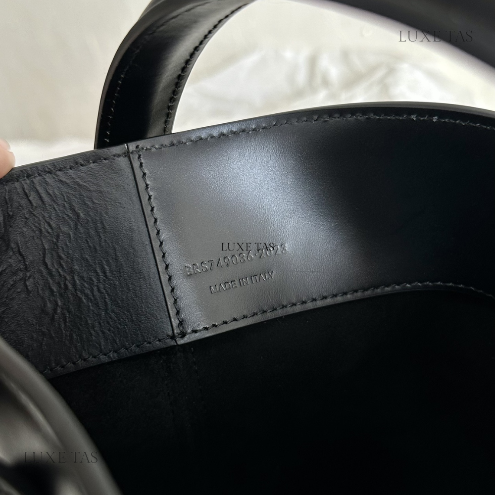 Black Le 37 Small In Shiny Leather - Leather Bucket Bag for Women