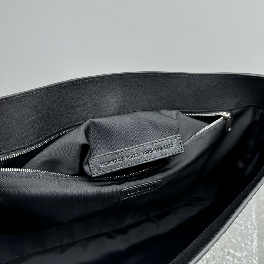 Grungy Medium Messenger Bag In Black Leather Crossbody Bag for Men