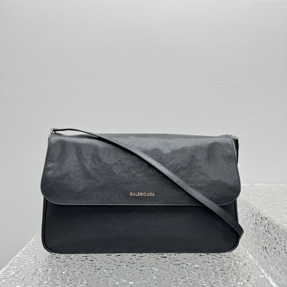 Grungy Medium Messenger Bag In Black Leather Crossbody Bag for Men