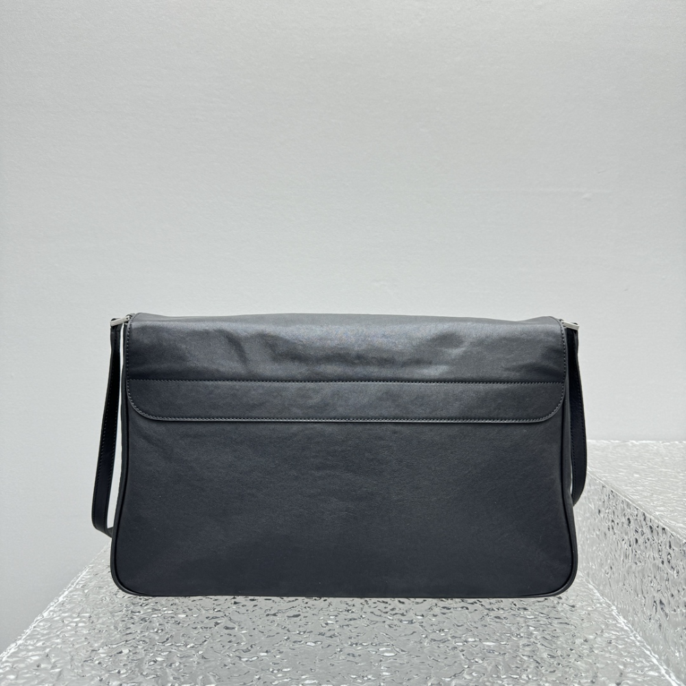 Grungy Medium Messenger Bag In Black Leather Crossbody Bag for Men