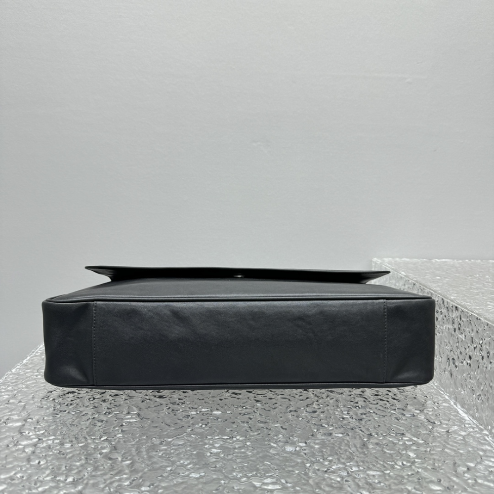 Grungy Medium Messenger Bag In Black Leather Crossbody Bag for Men