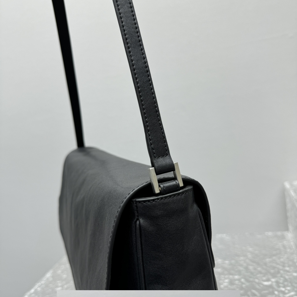Grungy Medium Messenger Bag In Black Leather Crossbody Bag for Men
