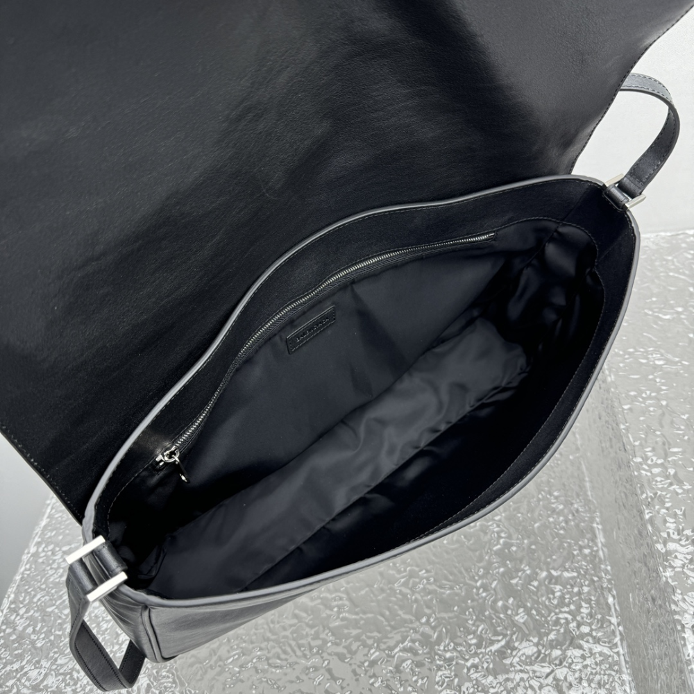 Grungy Medium Messenger Bag In Black Leather Crossbody Bag for Men