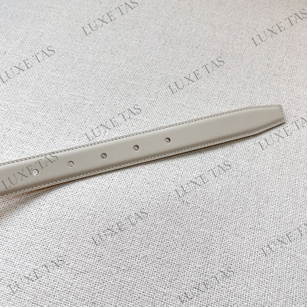 Limestone Medium Cuir Triomphe Belt In Smooth Calfskin