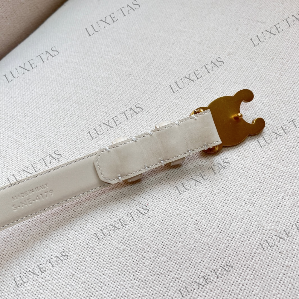Limestone Medium Cuir Triomphe Belt In Smooth Calfskin