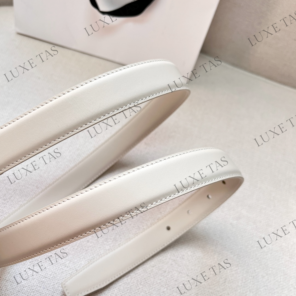 Limestone Medium Cuir Triomphe Belt In Smooth Calfskin