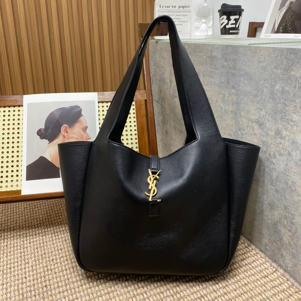 Le 5 À 7 Bea In Grained Leather Black Leather Tote Bag for Women