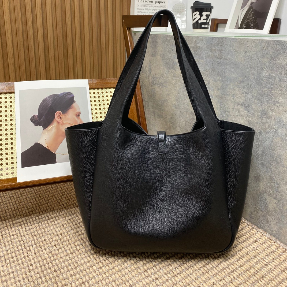 Le 5 À 7 Bea In Grained Leather Black Leather Tote Bag for Women