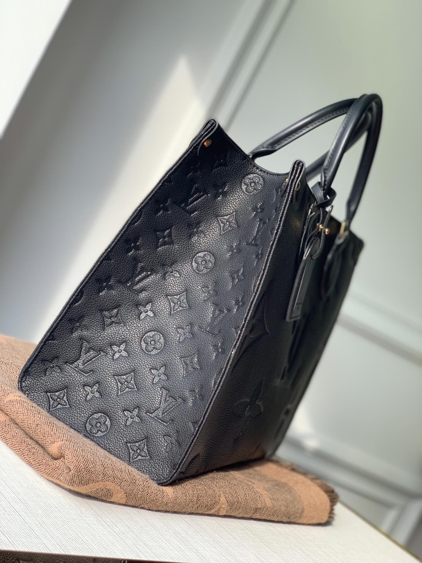 OnTheGo MM Tote Bag Bicolour Monogram Empreinte Leather - Handbags